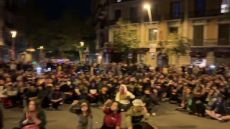 protesters sit down in Roger de Llúria.mp4