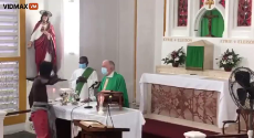 The priest got robbed during the Mass service.mp4