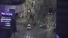 20200925_Kenny_Holmes_-_MOMENTS_AGO_-_Prius_drives_through_a_protest_in_Hollywood,_protestors_then_chase_the__twitter.com_Kenny Holmes.mp4
