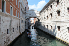 Venise,_le_pont_des_Soupirs_franchissant_le_Rio_di_Palazzo_o_Rio_della_Canonica_(2).jpg